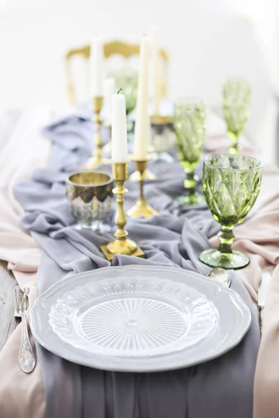 Table de fête décorée de bougies et recouverte d'une nappe — Photo