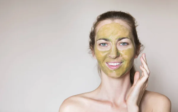 Bella donna rilassata con maschera viso verde argilla — Foto Stock