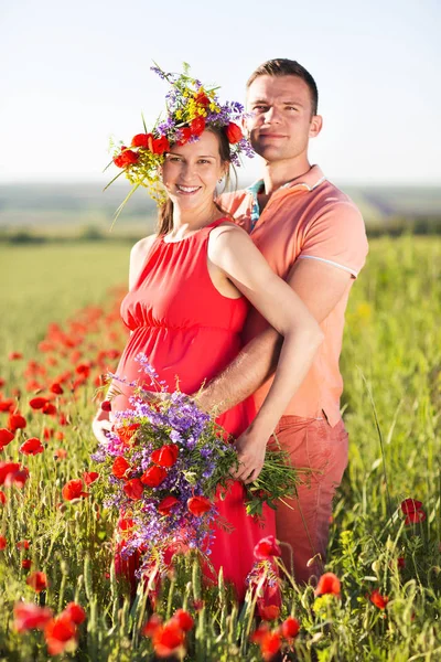 Portret van een jonge mooie zwangere paar in Descriptie... — Stockfoto