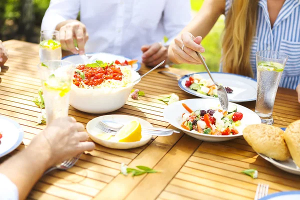 Familia cena variedad de platos italianos en la mesa de madera en el g —  Fotos de Stock