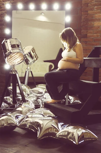 Νεαρή έγκυος γυναίκα θέτοντας κοντά στον καθρέφτη — Φωτογραφία Αρχείου