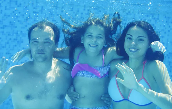 Famille heureuse dans la piscine. — Photo