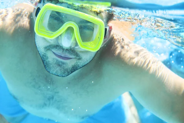 Hombre con máscara de snorkel bajo el agua en la piscina —  Fotos de Stock