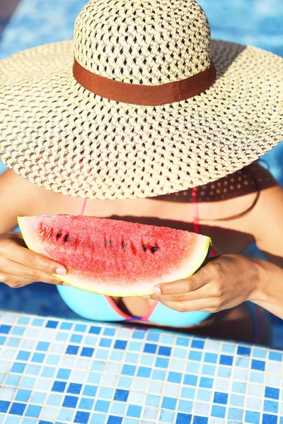Sexy vrouw met donker haar eten watermeloen — Stockfoto
