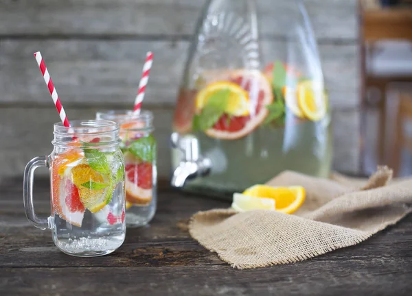 两杯天然自制柠檬水由瓶子在桌上 — 图库照片