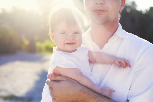 Ung man med baby utomhus — Stockfoto