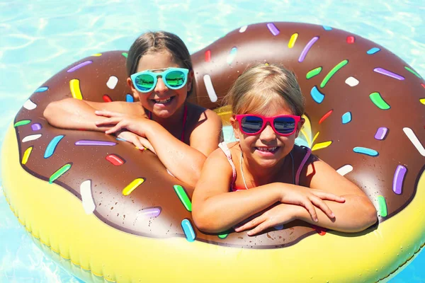 Dwie małe dziewczynki, zabawy w basenie — Zdjęcie stockowe