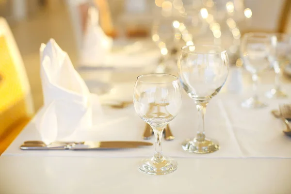 Glazen en platen op de tafels — Stockfoto