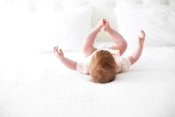 Altı aylık bebek yatağında oynarken — Stok fotoğraf