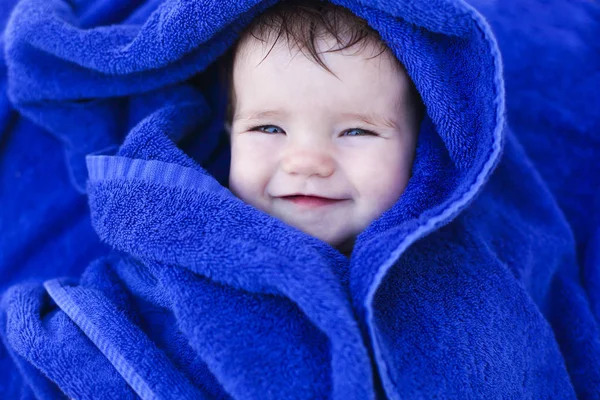 Seis meses bebê usando toalha após o banho — Fotografia de Stock