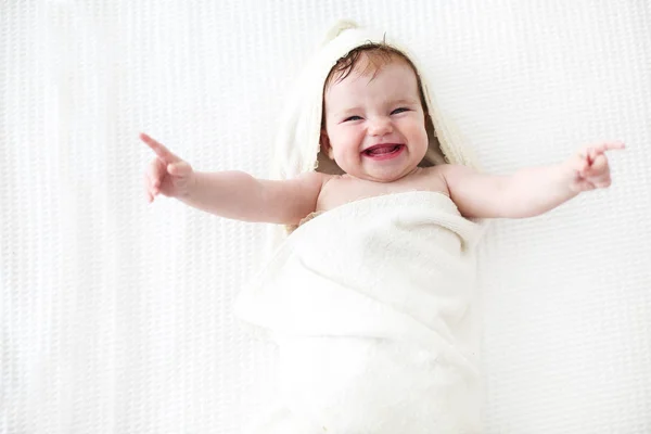 Seis meses bebê usando toalha após o banho — Fotografia de Stock