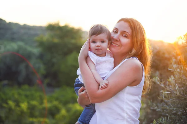 Joven mujer beata con bebé al aire libre — Foto de Stock