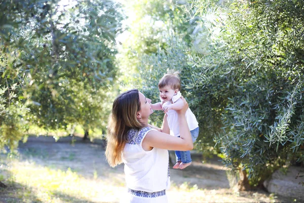 Ung vacker kvinna med baby utomhus — Stockfoto