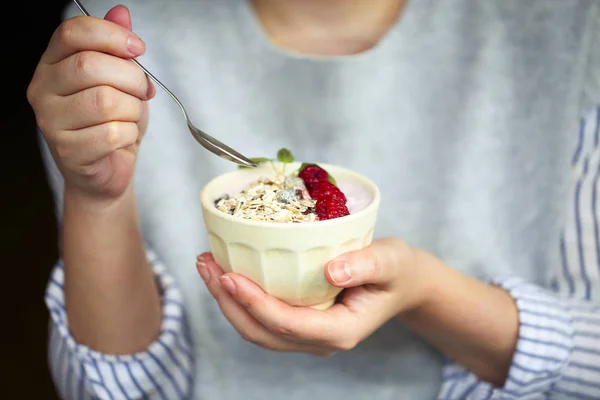 Zdravá snídaně řecký jogurt, müsli a maliny v b — Stock fotografie