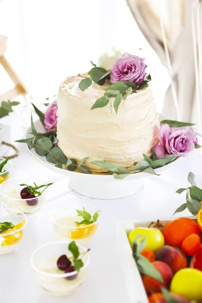 Caramella con torta, tiramisù, panna cotta e agrumi — Foto Stock