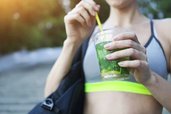 Donna che beve tisana di erbe dopo l'allenamento di fitness running su su su — Foto Stock
