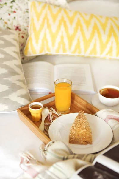 茶が付いているベッドの居心地の良い朝食 — ストック写真