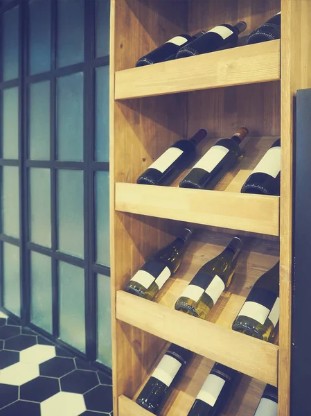 Bouteilles de vin rouge et blanc en rangées dans la boutique de vin — Photo