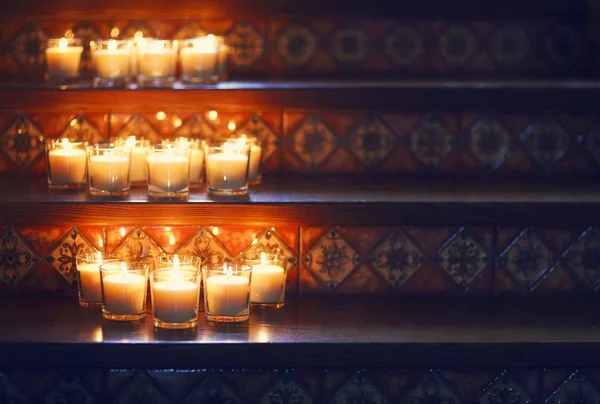 Brûler de petites bougies dans des verres, décoration romantique dans le vintage — Photo