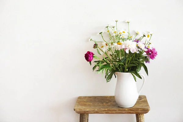 Nature morte avec bouquet de fleurs en vase blanc — Photo