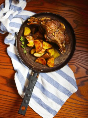 Kızarmış keçi eti sosu ve kavrulmuş patates tava ile