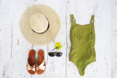 Beyaz ahşap zemin üzerinde plaj aksesuarları