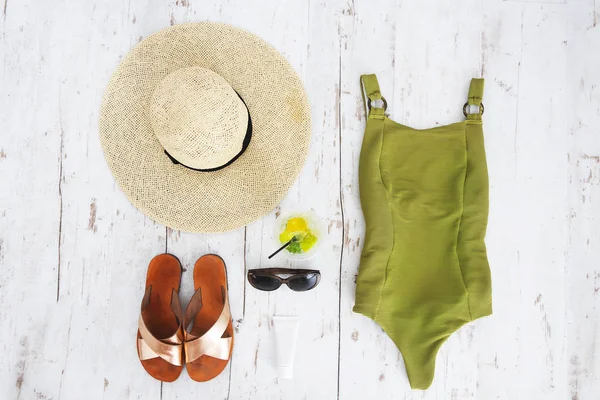 Beyaz ahşap zemin üzerinde plaj aksesuarları