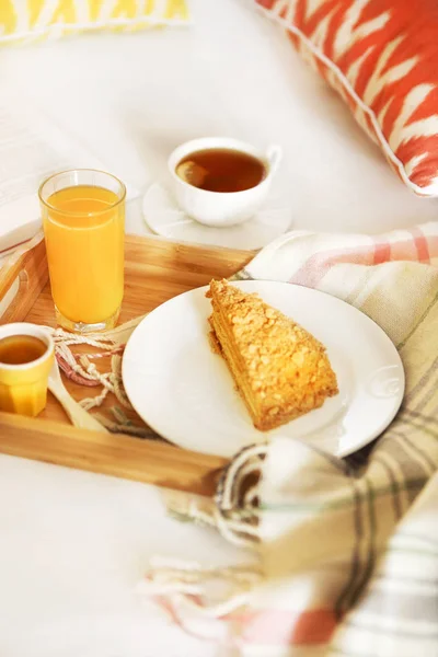 Pequeno-almoço acolhedor na cama com chá — Fotografia de Stock