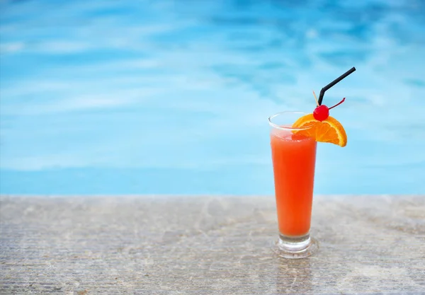 Glas van tropische cocktail op zwembad — Stockfoto