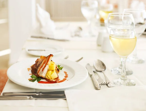 Cena con vino blanco y carne —  Fotos de Stock