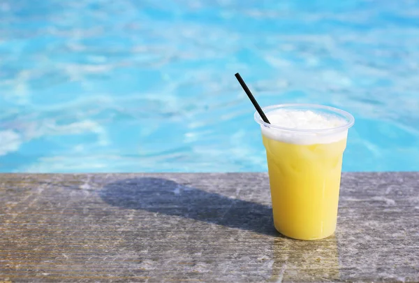 Склянка тропічного коктейлю на березі басейну — стокове фото