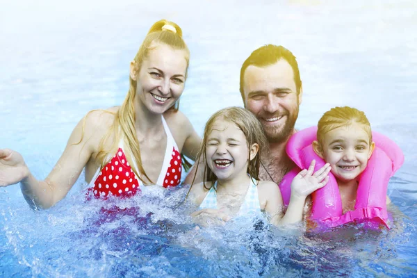 快乐家庭与孩子在水池 — 图库照片