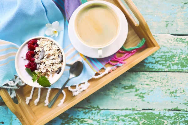 Coupe de granola au yaourt et aux fruits — Photo