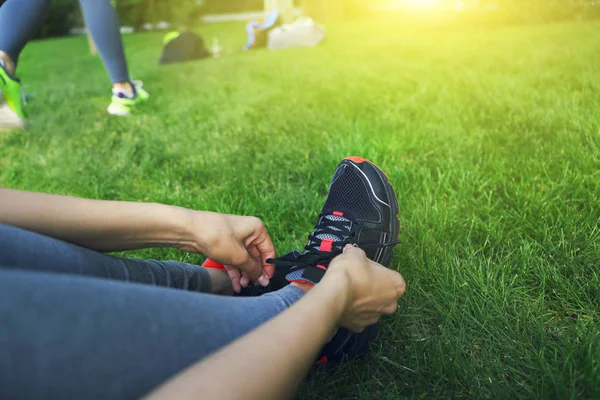 Kadın koşu ayakkabıları egzersiz önce bağlama. Yakın çekim — Stok fotoğraf