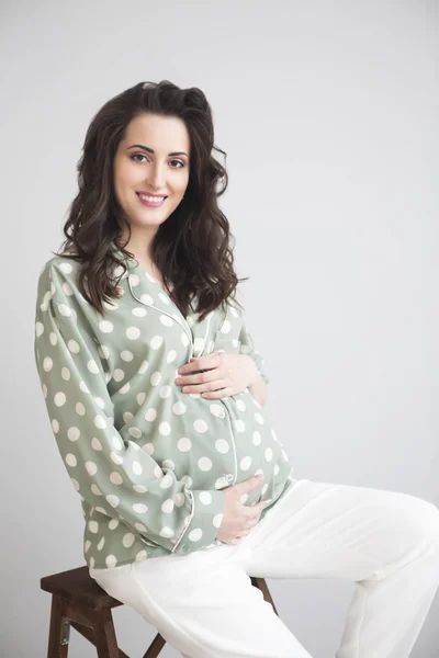 Portret van de jonge lachende zwangere vrouw — Stockfoto
