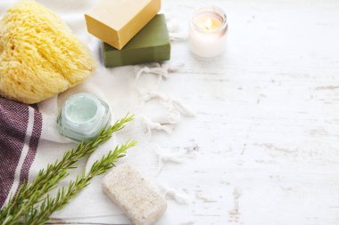 Deniz süngeri, sabun ve banyo aksesuarları