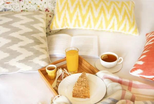 茶が付いているベッドの居心地の良い朝食 — ストック写真