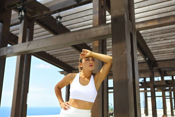 Beautiful woman making stretching exercises in the beach — Stock Photo, Image