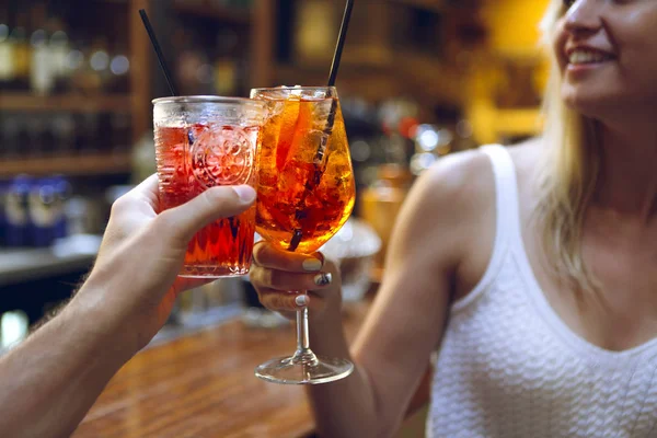 Donna e uomo che alzano un bicchiere di coktail — Foto Stock