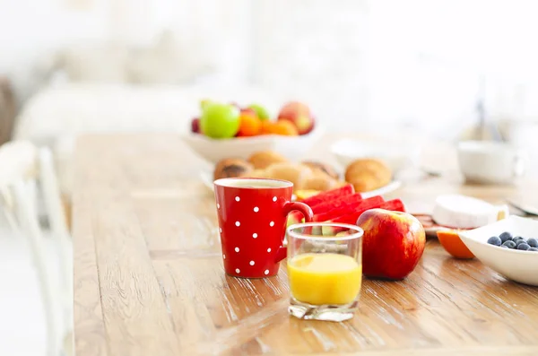 Koffie met fruit, cornflakes en croissant op houten tafelblad — Stockfoto