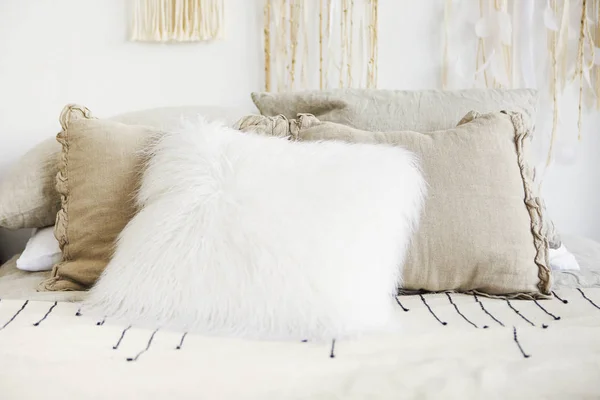 Interno della camera da letto con letto in stile boho arredamento macrame — Foto Stock