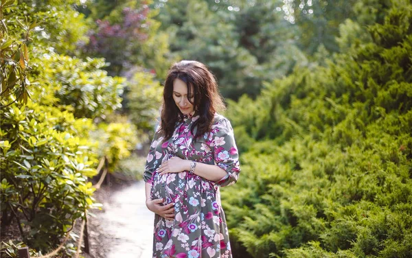 Vacker gravid kvinna i trädgården — Stockfoto