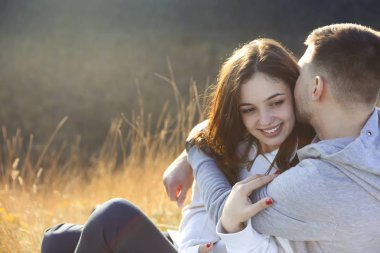 Samimi kazaklar giymiş romantik bir çift. 