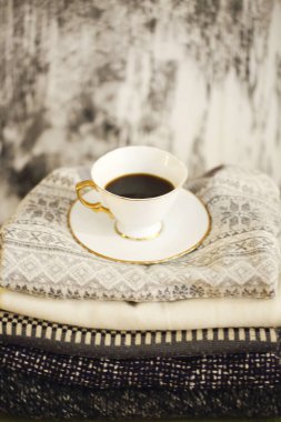 Ilık gri ve beyaz battaniye, atkı ve yün yığını.