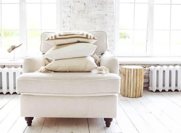 Белое кресло, стоящее на полу перед окном — стоковое фото