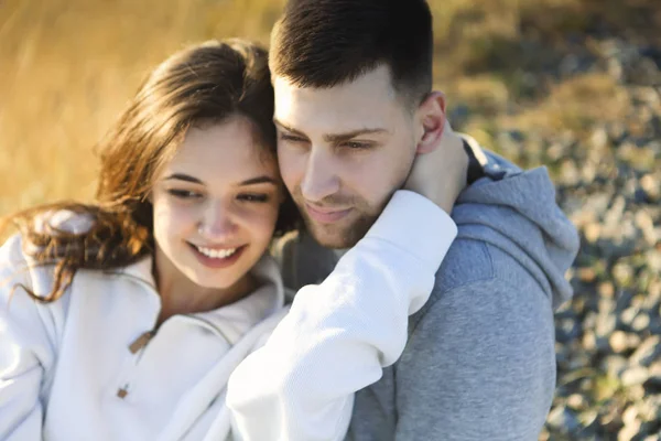 Романтическая пара, одетая в удобные свитера рядом со светом — стоковое фото