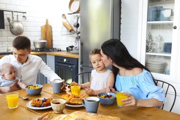 Frukost för familj med två barn — Stockfoto