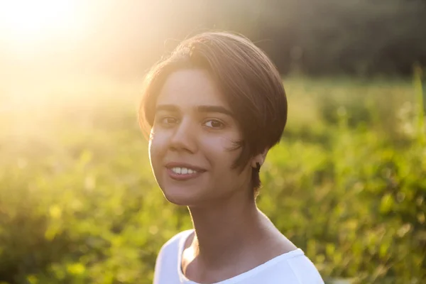 Retrato de morena bonito menina adolescente andando no campo de prado — Fotografia de Stock