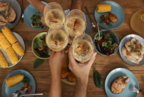 Руки групи людей, що вітають з білим вином — стокове фото
