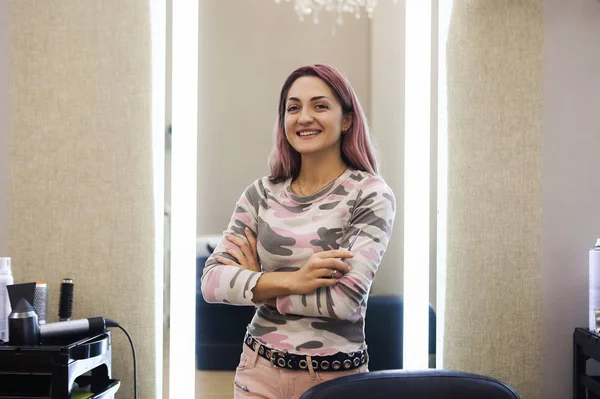 Woman working in hairdressing salon — Stock Photo, Image